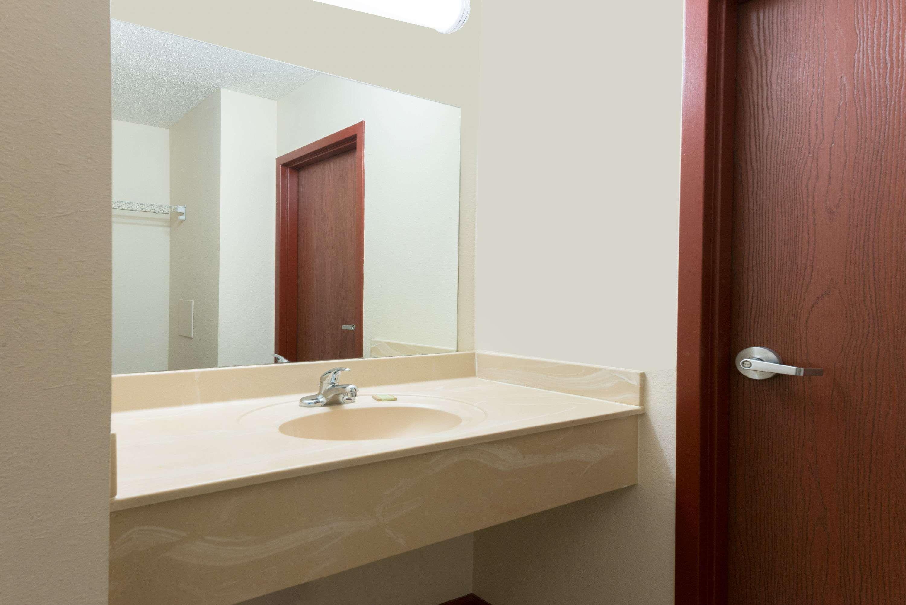 Super 8 By Wyndham Beaver Falls Bagian luar foto